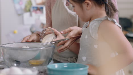 niña pequeña ayudando a su madre a hornear en la cocina mezclando ingredientes horneando galletas preparando receta en casa con su madre enseñando a su hija el fin de semana