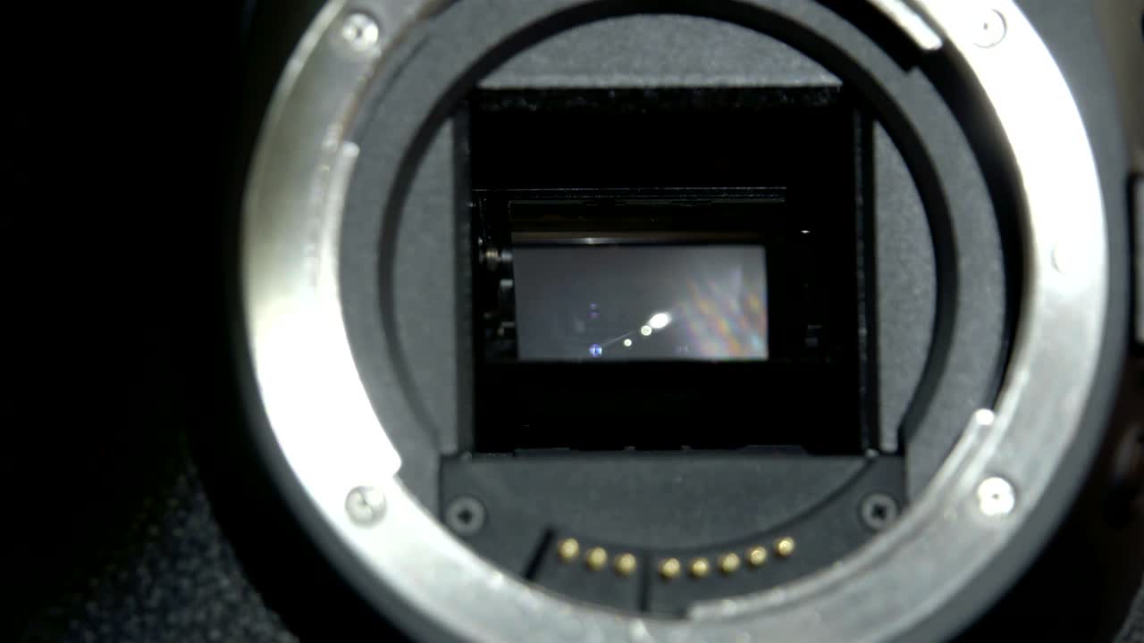 uma lente de câmara abrindo o obturador