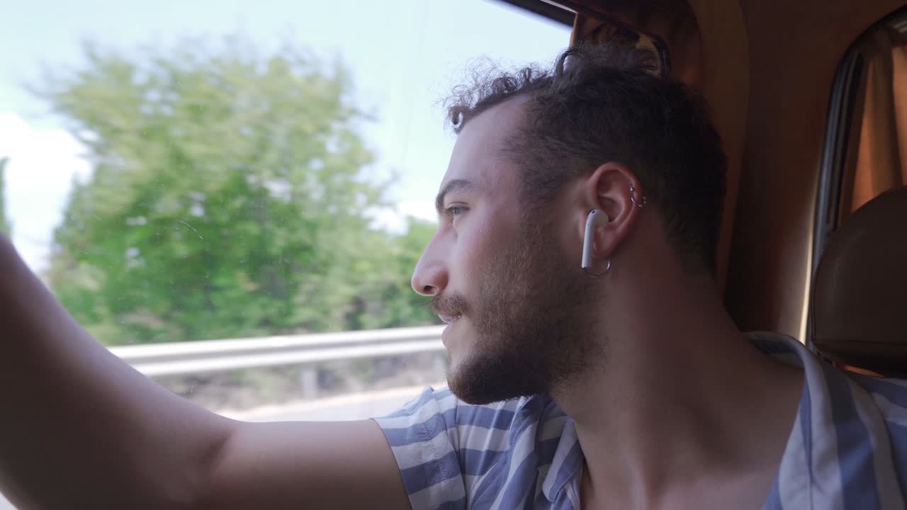 음악을 듣는 남자.