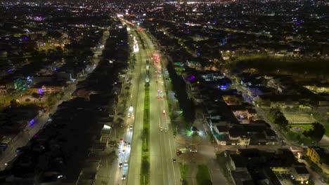 hiperlapso aereo de la ciudad de bogotá de noche, transporte transmilenio