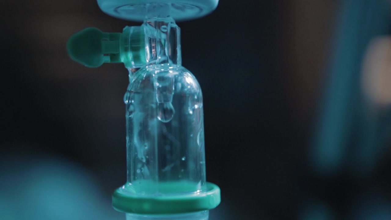 Primer plano de una bolsa intravenosa con un gotero.