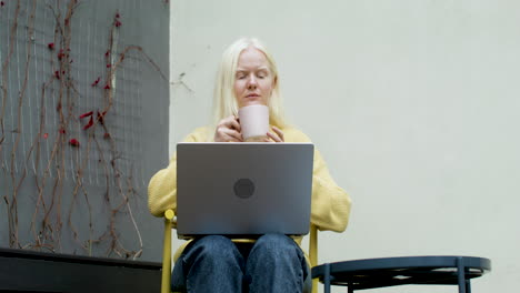 mujer usando laptop