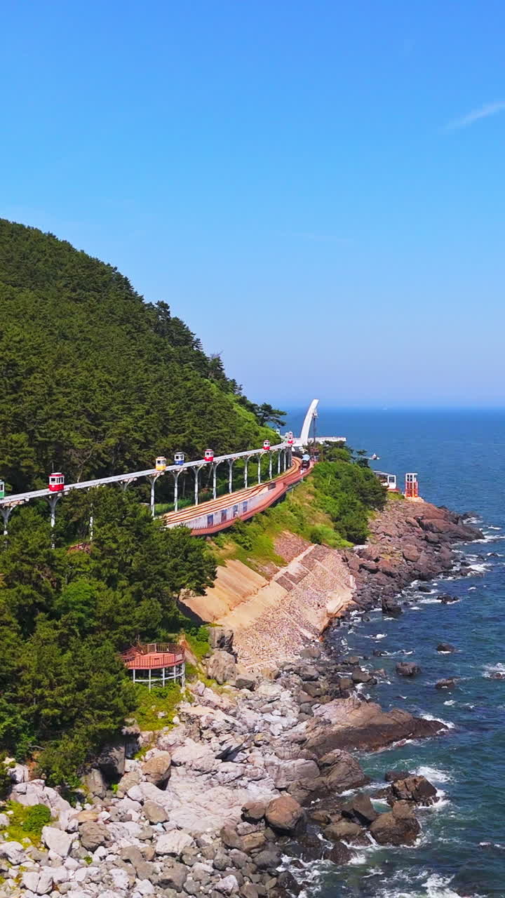 Ripresa aerea verticale con drone che segue la ferrovia Sky Capsule Mipo-Cheongsapo a Busan