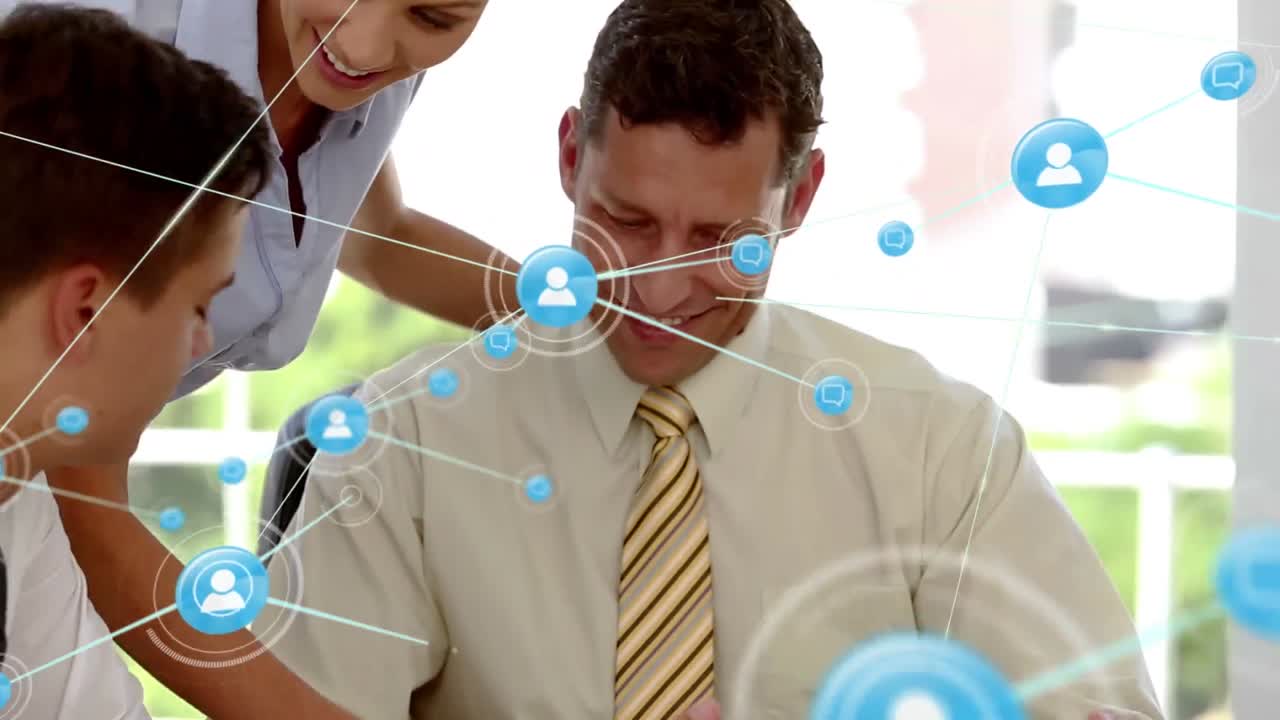 animación de una red de iconos digitales contra un grupo de empresarios diversos discutiendo en la oficina