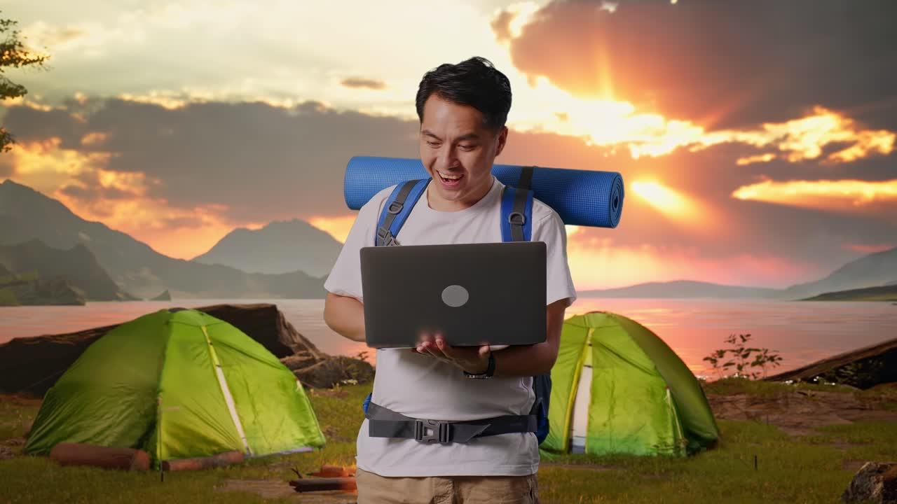 Verraste man met laptop op kampeertrip bij zonsopgang