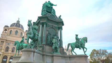 Monumento-A-María-Teresa-Fuera-Del-Museo-De-Historia-Natural-En-Viena,-Austria