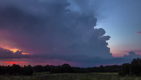 Timelapse-of-lightning-streak-from-a-thunderstorm-cloud-in-the-evening-in-an-outdoor-garden-setting,-Lightning-strike-thunderstorm-flash-over-the-sunset-sky