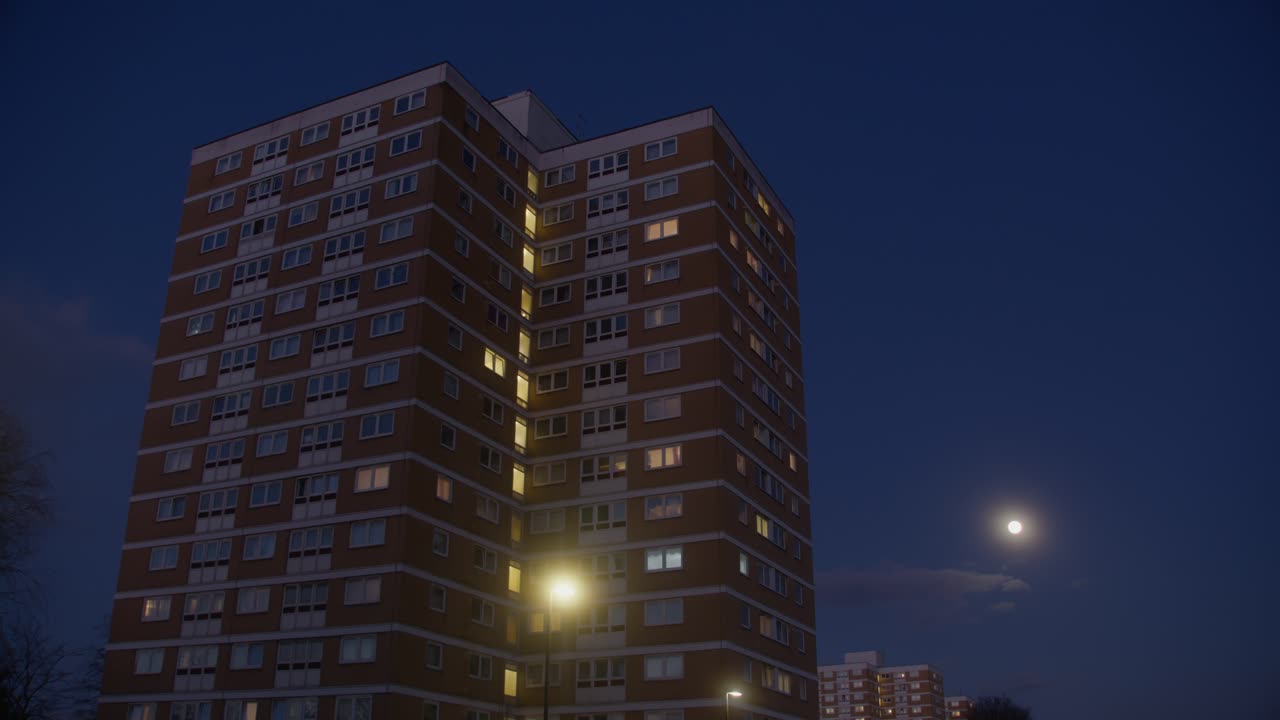 torre de londres contra el telón de fondo del cielo nocturno con luna