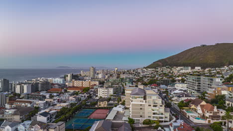 Vorwärtsflug-über-Gebäuden-In-Urbaner-Nachbarschaft.-Dämmerungs-Hyperlapse-Aufnahme-Am-Meer.-Südafrika