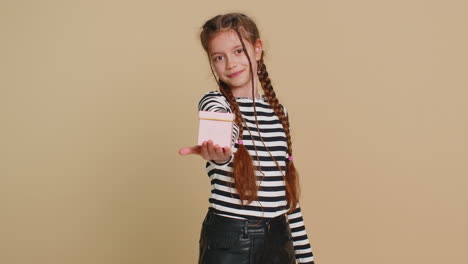 encantadora sonrisa preadolescente niño niña niño presentando joyas caja de regalo oferta envuelto presente celebrando