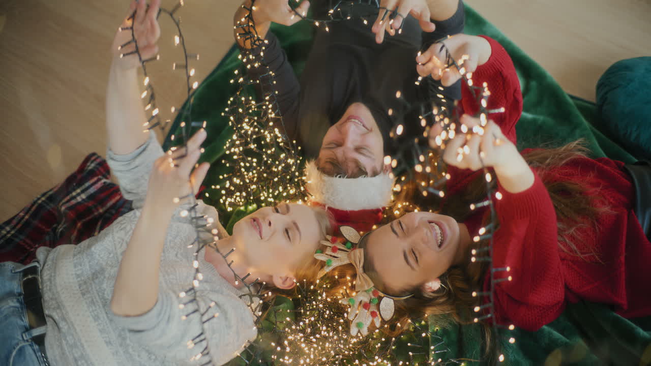 amigos sonrientes con luces iluminadas enredadas