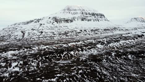 tomas de drones de uno de los fiordos del este de islandia