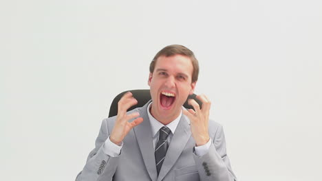 hombre de negocios sentado haciendo expresiones faciales