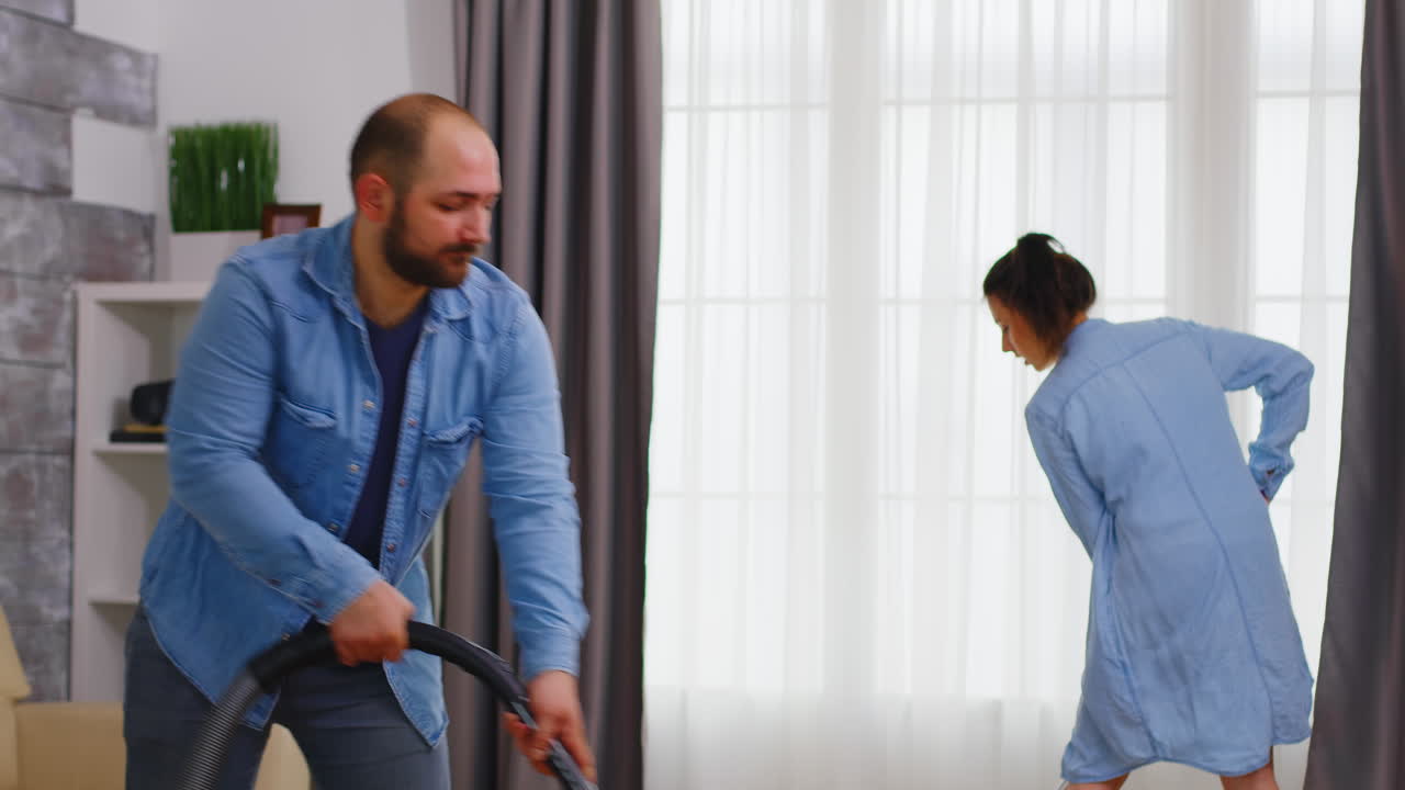 hombre usando la aspiradora