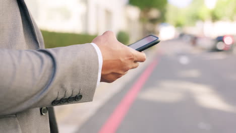 teléfono, manos y hombre de negocios en la calle de la ciudad