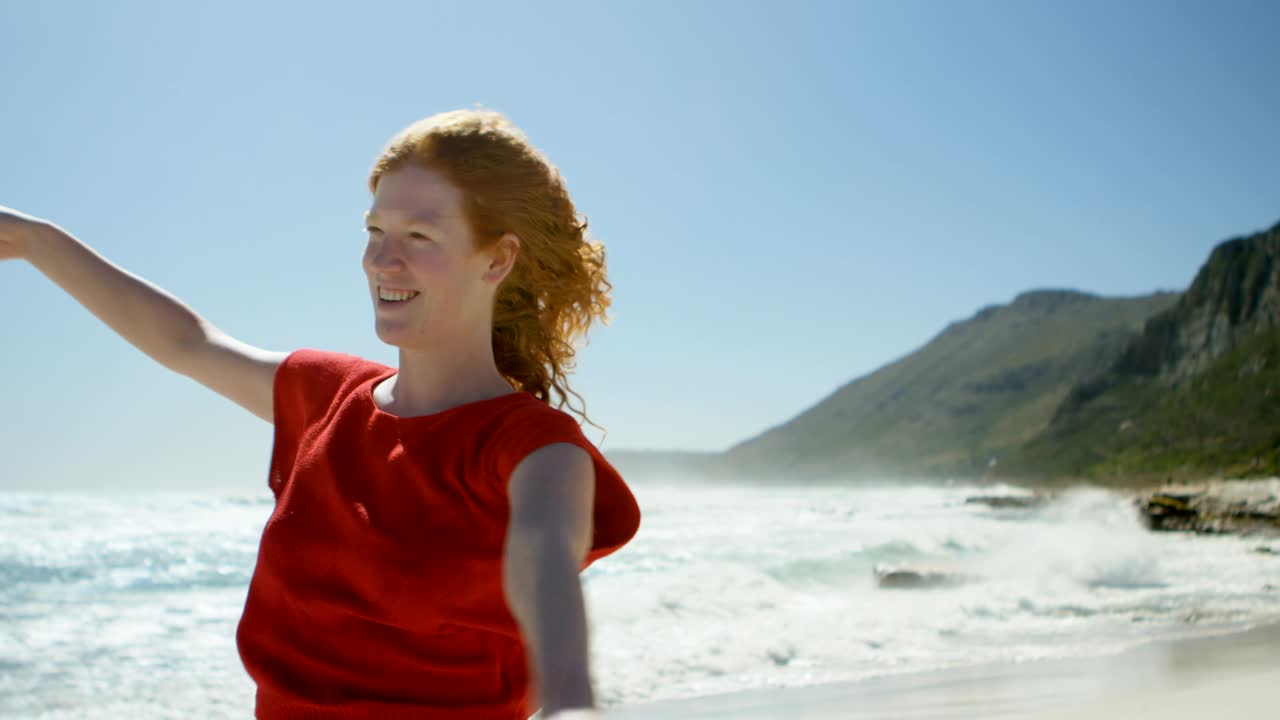 mujer despreocupada disfrutando en la playa 4k