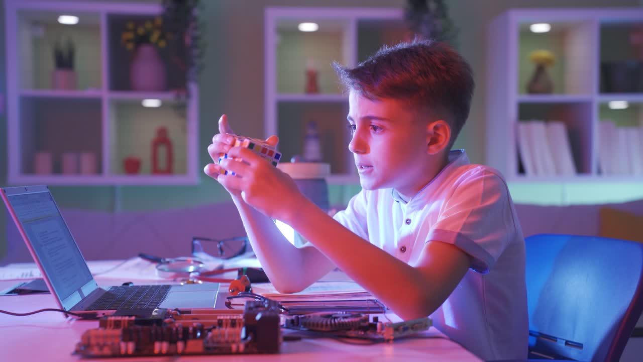 мальчик пытается решить головоломку.