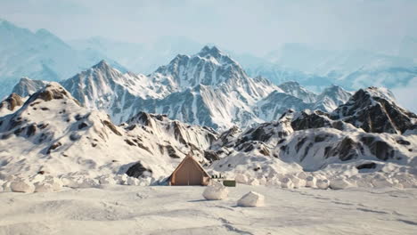 paisaje montañoso nevado con cabaña