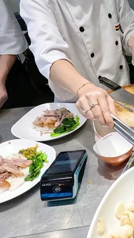 el chef monta un plato tradicional tailandés de carne de cerdo estofado