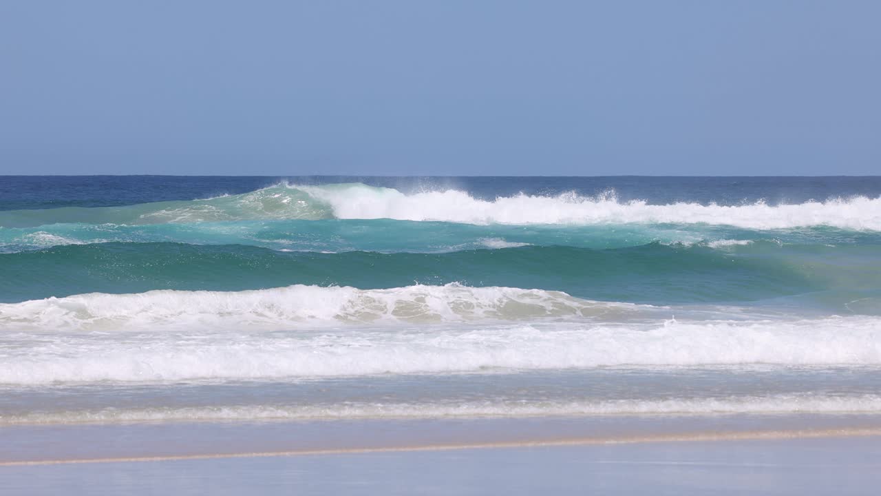 해변에서 끊임없는 바다 파도가 부히고
