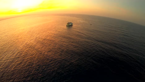 Toma-Aérea-De-Drones-Para-El-Arrecife-De-Coral-Del-Mar-Rojo-En-La-Península-Del-Sinaí-Y-Las-Islas-De-Arrecifes-De-Coral-En-La-Puesta-De-Sol-En-El-Mar-Rojo-En-4k-Y-50-Fotogramas