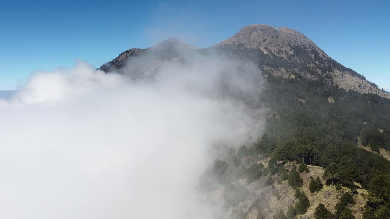 nubes flotando sobre la cordillera del volcán tajumulco en guatemala