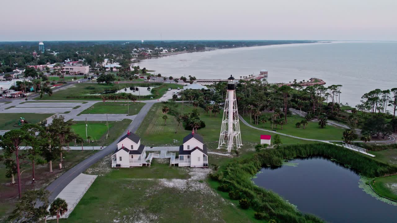 Veduta aerea del faro di Cape San Blas, della casa del guardiano e di St.