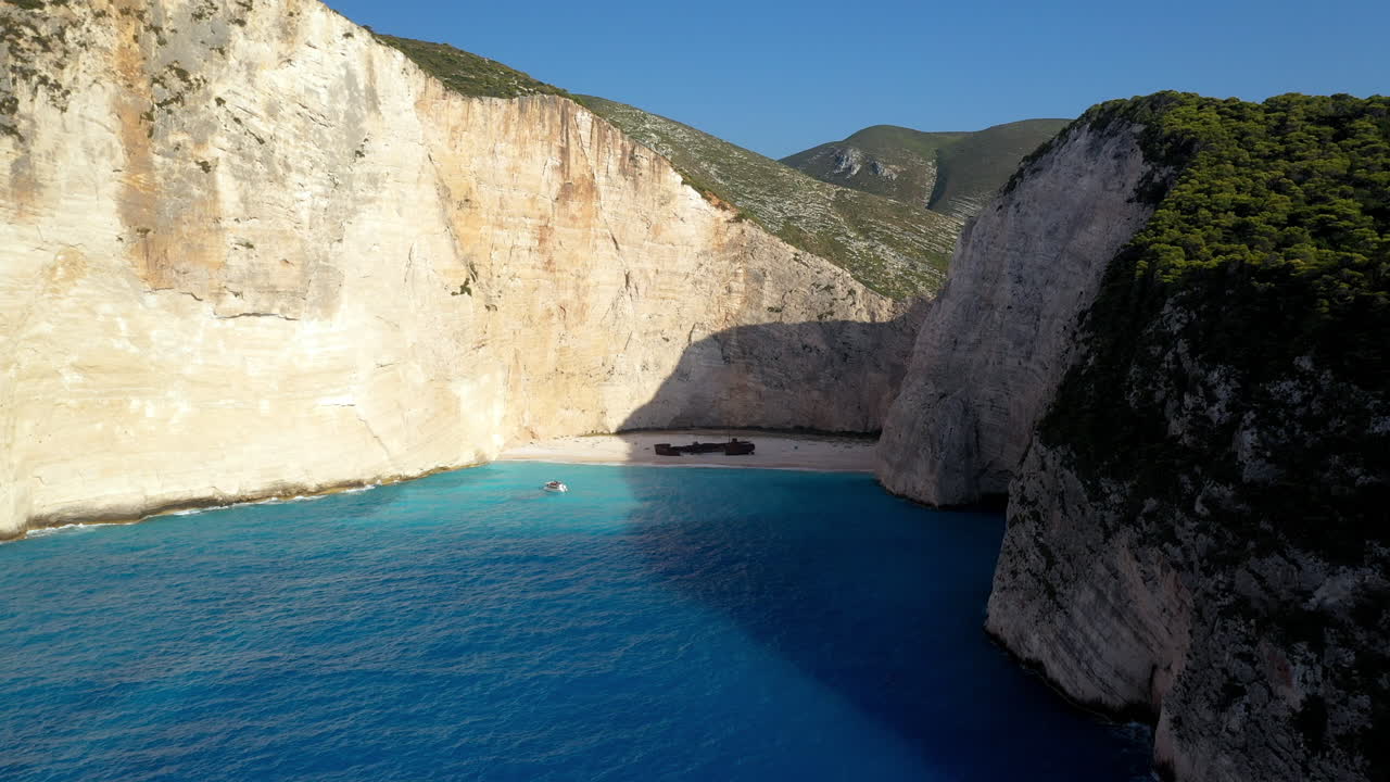 una foto de un dron descendiendo de la playa de navagio.