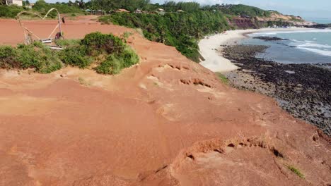 Panorámica-A-Lo-Largo-Del-Acantilado-Junto-A-La-Playa-Con-Vistas-A-Las-Playas-Tropicales