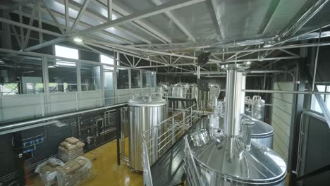 cervecería artesanal moderna. producción de cerveza artesanal. equipo moderno en la cervecería, tanques metálicos, producción de bebidas alcohólicas