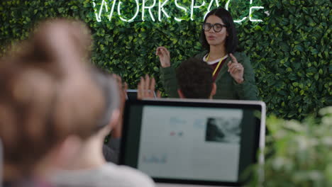 Gente-De-Negocios-Creativa-Reuniéndose-Con-Una-Mujer-Líder-Del-Equipo-Caucásico-Discutiendo-El-Desarrollo-De-Proyectos-De-La-Empresa-Experto-Nerd-Compartiendo-Ideas-Capacitando-A-Los-Empleados-Usando-Una-Computadora-Portátil-En-Un-Espacio-De-Trabajo-De-Oficina-Moderno