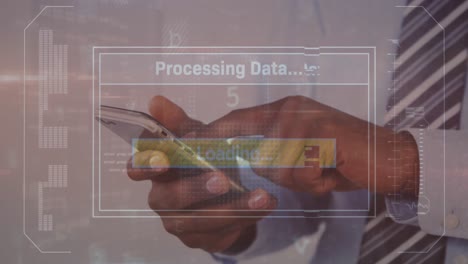 animación de la interfaz con procesamiento de datos contra la sección media del empresario que utiliza un teléfono inteligente.