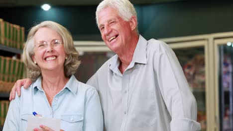 Senior-couple-shopping-in-grocery-store