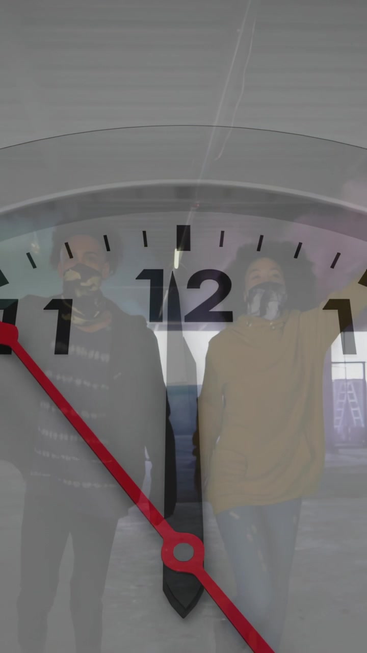Video vertical: Dos adultos moviéndose junto a una puerta mientras la manecilla de los minutos de un reloj pasa sobre ellos, diseño de temporización.