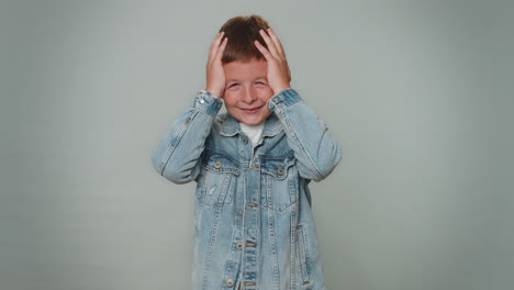 niño grita de estrés tensión problema siente horror desesperanza miedo sorpresa choque expresa rabia