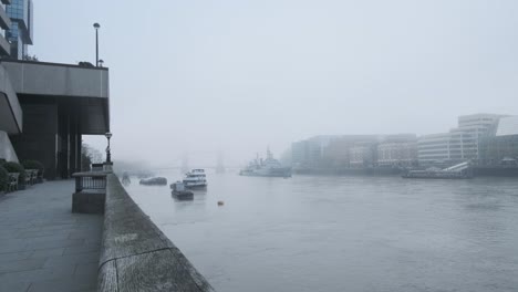 Densa-Niebla-Sobre-El-Puente-De-La-Torre-Del-Río-Támesis-Temprano-En-La-Mañana-De-Invierno