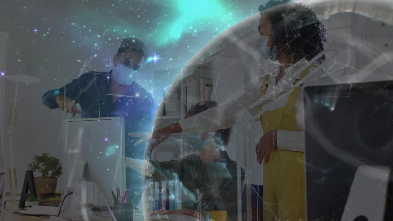 사무실에서 컴퓨터로 일하는 얼굴 마스크를 입은 동료들 위에서 반 ⁇ 이는 글로벌 네트워크의 애니메이션