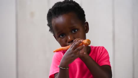 a la niña africana no le gustan las zanahorias