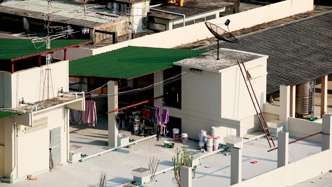 Ropa tendida en el tendedero en la azotea de un apartamento en Bangkok, Tailandia