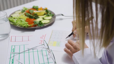 Mujer-Nutricionista-Que-Planifica-Una-Dieta-Vegetal-Saludable.