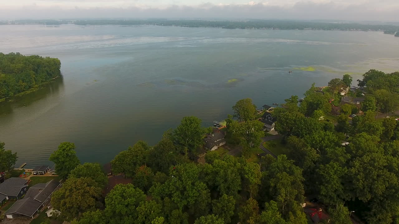 toma de drone del lago indio en ohio, toma aérea descendente hacia la línea de árboles alrededor del agua
