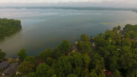 Toma-De-Drone-Del-Lago-Indio-En-Ohio,-Toma-Aérea-Descendente-Hacia-La-Línea-De-árboles-Alrededor-Del-Agua