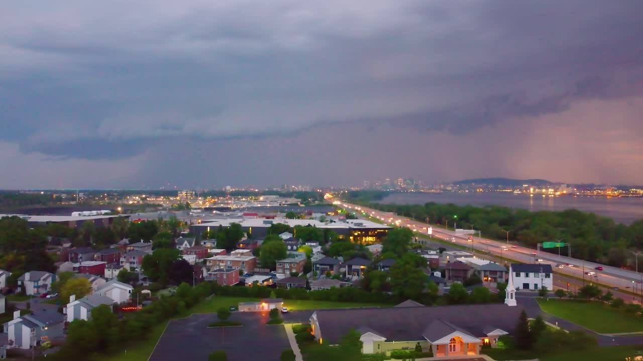 몬트리올, 캐나다에서 폭풍우와 번개와 비가 도시를 내려다보고 있습니다.