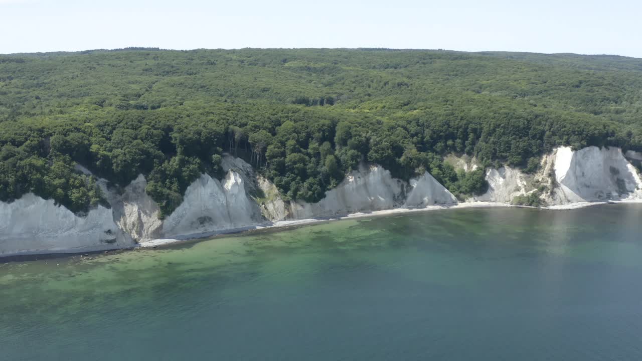 Ripresa aerea con drone delle falesie di gesso sull'isola di Rügen in Germania, con una luce splendida e acqua di mare verde e blu, Europa