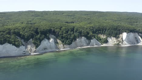 toma aérea de drones de los acantilados de tiza en ruegen rügen en alemania en una hermosa luz con agua de mar verde y azul, europa