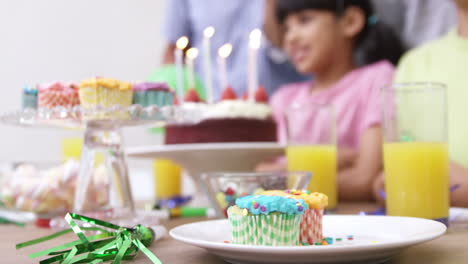 familia feliz celebrando un cumpleaños