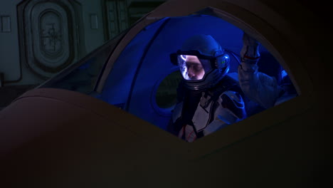 astronautas en la cabina de la nave espacial