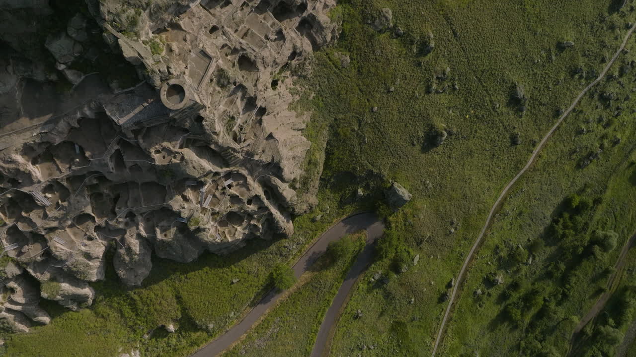 vista aérea del sitio del monasterio de la cueva de vardzia en la montaña erusheti en el sur de georgia