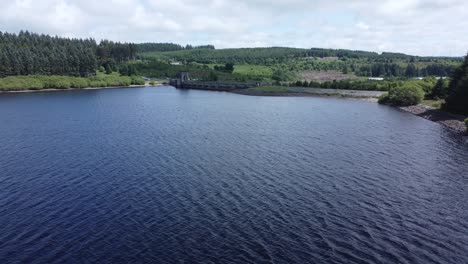 Malerischer-Blauer-Wasserreservoir-See-Wald-Wanderspaziergang-Luftaufnahme-Wegziehen