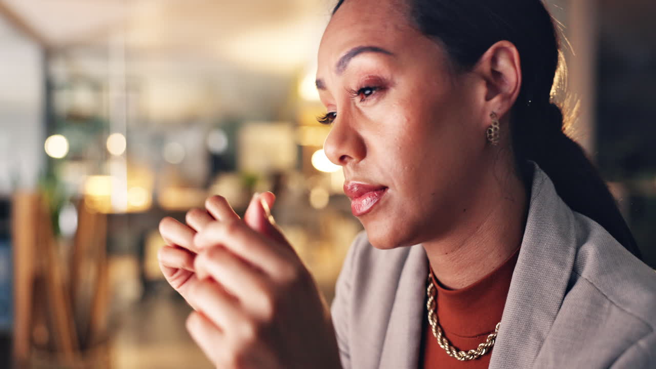 noite, dor de cabeça e mulher de negócios com estresse